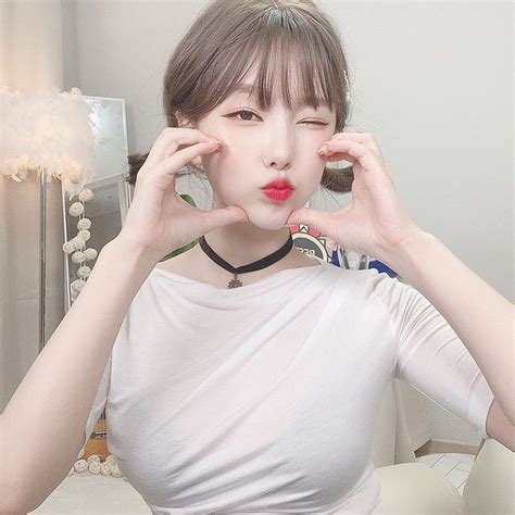 Lột xác với bikini đen đeo xích cổ cầm roi da như các diễn viên phim nữ streamer nhận vô