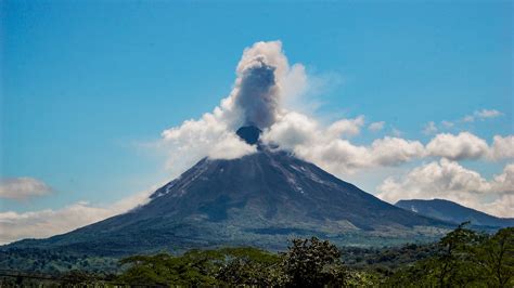 Volcanoes in Costa Rica - Costa Rica Experiences | Caracara Travel