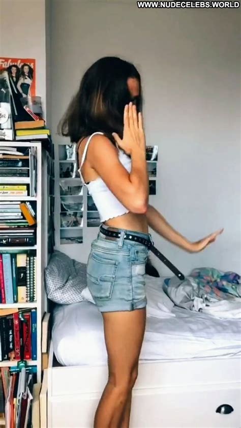 Oona Laurence Posing Hot Celebrity Beautiful Sexy Babe