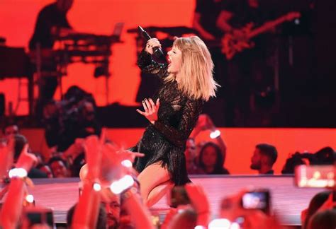 Heres What Happened At Taylor Swifts Alleged Only Performance Of 2017 Taylor Swift Performed