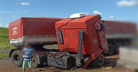 Forte Colis O Entre Duas Carretas Registrada Na Rodovia Br Entre