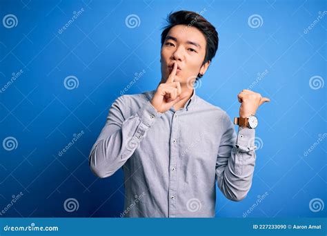 Joven Y Guapo Hombre Chino Con Camisa Casual Parado Sobre Fondo Azul