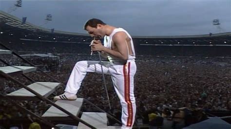 Queen Impromptu Live At Wembley Youtube