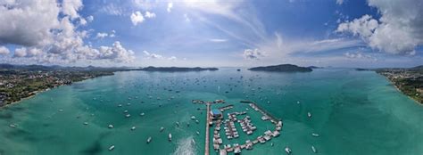 Píer panorama chalong veleiros e outros barcos no marbela imagem