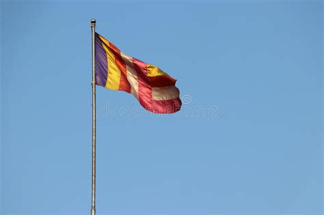 Bandera Budista De La Tela Soplada Por El Viento En La Asta De Bandera