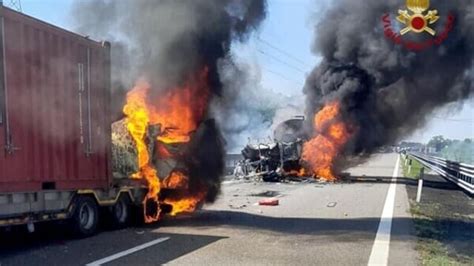 Cisterna In Fiamme SullA21 Dopo Lo Schianto Con Un Furgone Due Morti