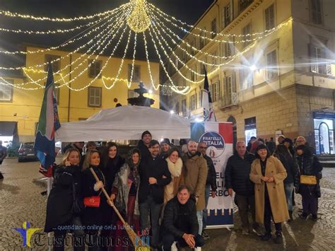 È tornata la Befana Tricolore a piazza delle Erbe VIDEO TusciaTimes