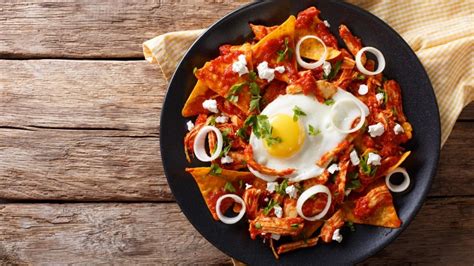 Prepara Unos Chilaquiles Rojos Para Iniciar El Fin De Semana Te Damos