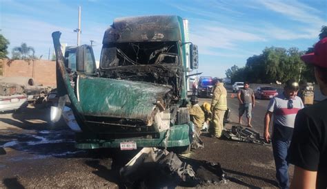 Se incendia tráiler sobre la carretera México 15 en Guasave