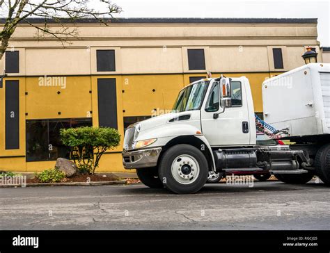 Middle Duty Class Day Cab White Rig Semi Truck For Local Transporting And Delivery Goods With