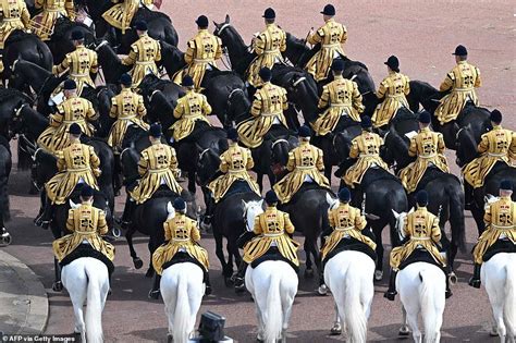 Queen S Platinum Jubilee 2022 Trooping The Colour In London Artofit