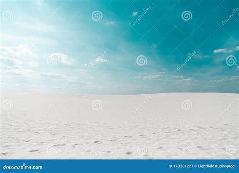 Playa Limpia De Arena Blanca Y Cielo Azul Con Nubes Blancas Imagen De