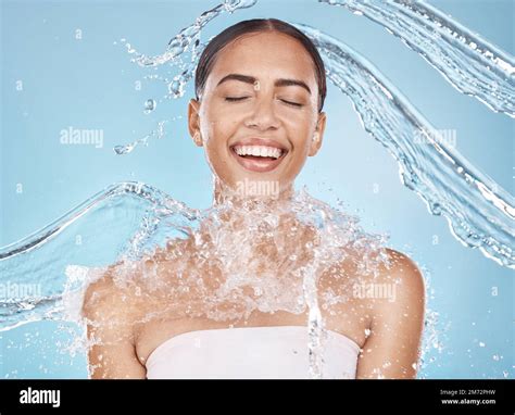 Mujer Feliz Cara O Salpicadura De Agua Cuidado De La Piel En Estudio