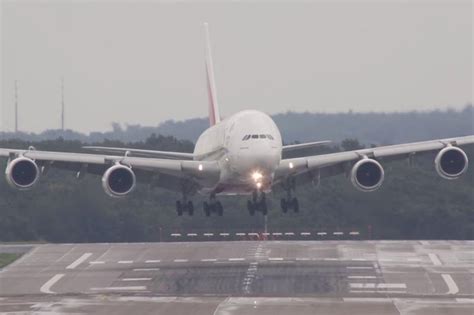 Aterizare Spectaculoas F Cut De Cel Mai Mare Avion De Pasageri Din