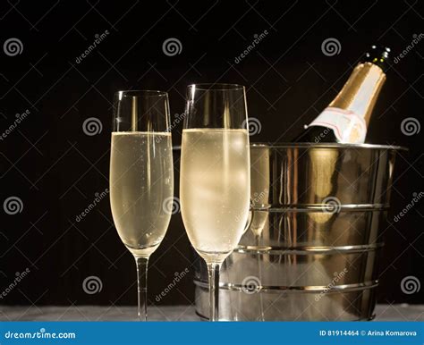 Champagne Flasche Im K Hler Und In Zwei Champagnergl Sern Stockfoto