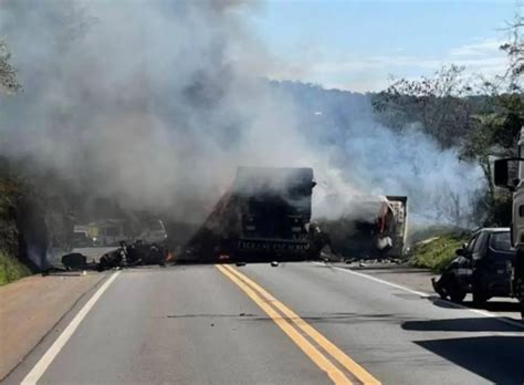 Grave acidente entre caminhões deixa dois mortos na BR 277