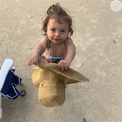 Foto Patricia Abravanel mostra filha brincando chapéu na praia