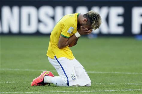 Neymar Llega Renqueando A La Concentración De Brasil