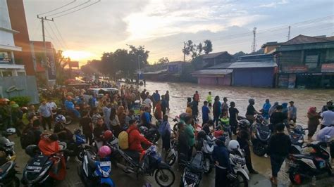 Hujan Deras Ratusan Motor Terjebak Banjir Di Simpang Alaya