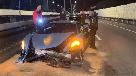 1300萬麥拉倫超跑自撞護欄車毀 維修費驚人｜東森新聞：新聞在哪 東森就在哪裡