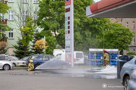 Wyciek Gazu Z Powodu Uszkodzenia Dystrybutora Na Stacji Paliw W Brzegu