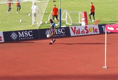 GALLERY Zambo Anguissa Palleggia Fuori Dal Campo Lanciando Il Pallone