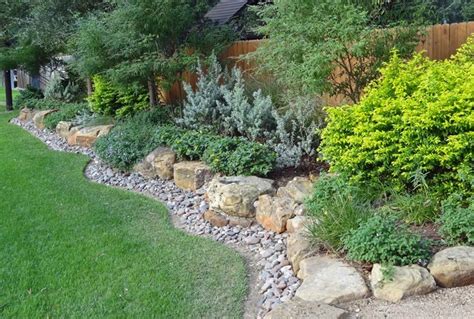 Gravel And Boulder Landscape Border Garten Houston Von Apexstone