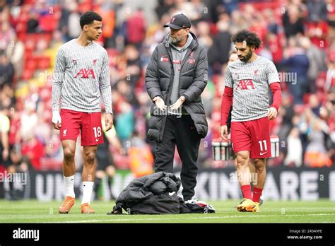 Liverpool Manager Jurgen Klopp Centre With Players Liverpools Cody Gakpo Left And Mohamed