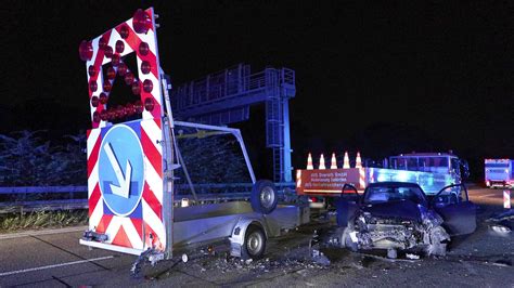 Schwerer Unfall Auf A Auto Schleudert In Lkw Auflieger