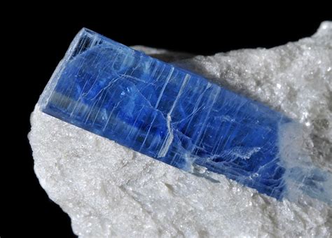 Kyanite Mineral Properties Photos And Occurrence