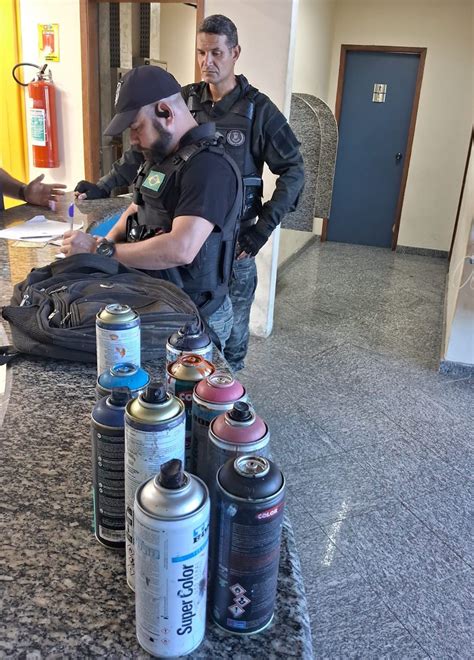 Homens suspeitos de pichar muro de escola são detidos pela GCM de Rio