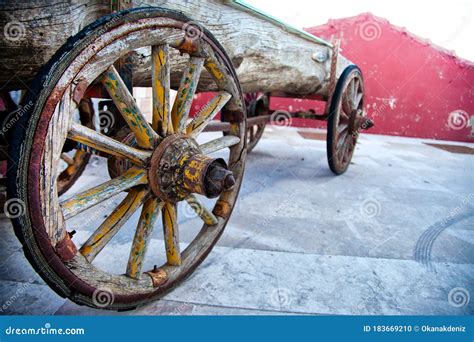 Rodas Velhas De Carruagem De Madeira Foto De Stock Imagem De Antigo