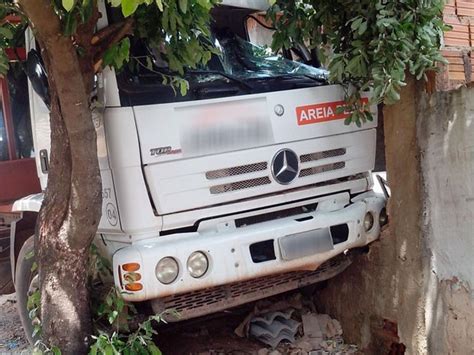 G1 Caminhão desce rua arranca duas árvores e bate em muro de