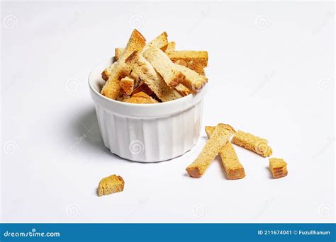 Croutons Caseiros Em Tigela Isolada Em Fundo Branco Imagem De Stock