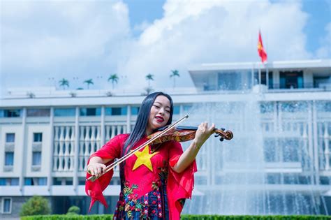 Trịnh Minh Hiền Kéo đàn Violin Trước Dinh Độc Lập