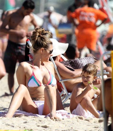 Fernanda Lima E Rodrigo Hilbert Se Divertem Os Filhos Em Praia Do