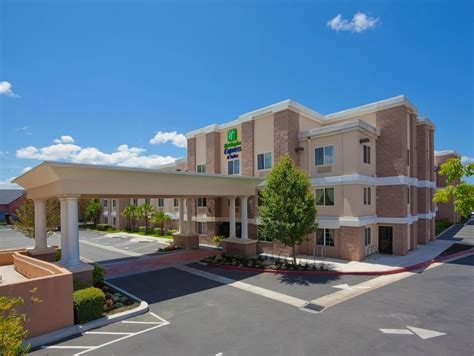 Pet-Friendly Hotels In Livermore, CA | Holiday Inn Express & Suites Livermore