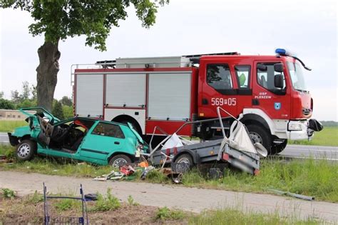 Pleszew Wypadek na DK 11 Samochód uderzył w drzewo Są utrudnienia w