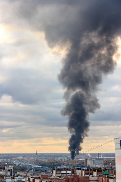 Columna Negra De Humo Debido Al Fuego Se Eleva Hacia El Cielo Foto