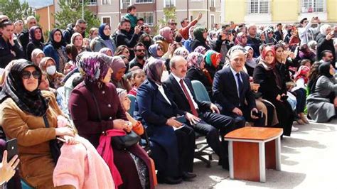 Cumhuriyet İlkokulu bahçesinde 23 Nisan coşkusu