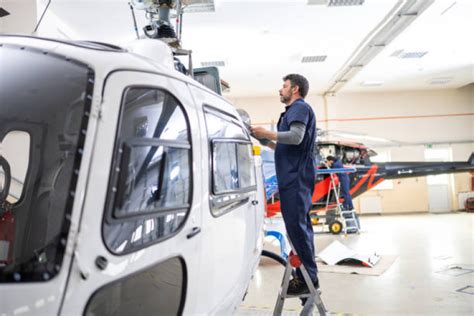Curso Mecânica de Aviação - SLTec Education Curso de Comissário de ...