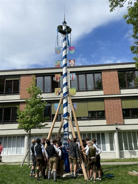 Das Dante Ist Das Erste M Nchner Gymnasium Mit Maibaum Dante