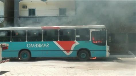 Bandidos assaltam passageiros e incendeiam ônibus em Vila Velha ES