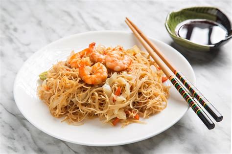 Premium Photo Closeup Of Chinese Noodles With Shrimp And Vegetables