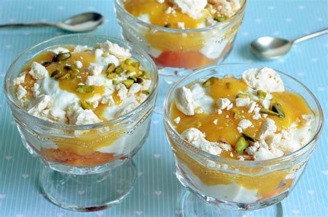 Trifle aux pêches aux éclats de meringue et fromage blanc