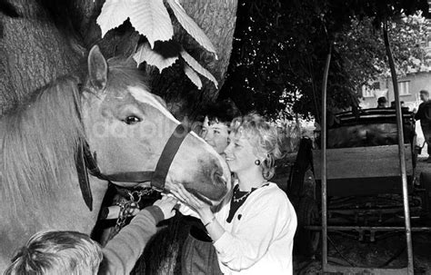 Ddr Bildarchiv Frauen Und Kind Mit Pferd Foto Gebser