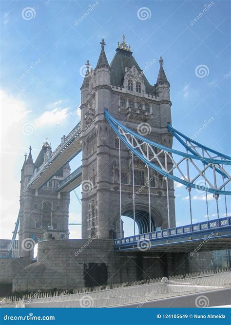 Rio Tamisa Em Londres Central A Ponte Da Torre Da Rainha No Fundo