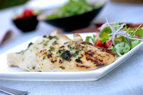 Pechuga De Pollo Asada Con Ensalada Gurm