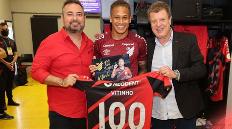 Athletico Paranaense Site Oficial Vitinho Foi Homenageado Pelos 100