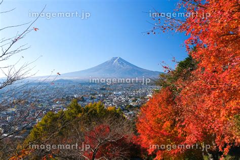 山梨県富士吉田市 新倉富士浅間神社、さくや姫階段から見える紅葉と富士山の写真素材 210185623 イメージマート